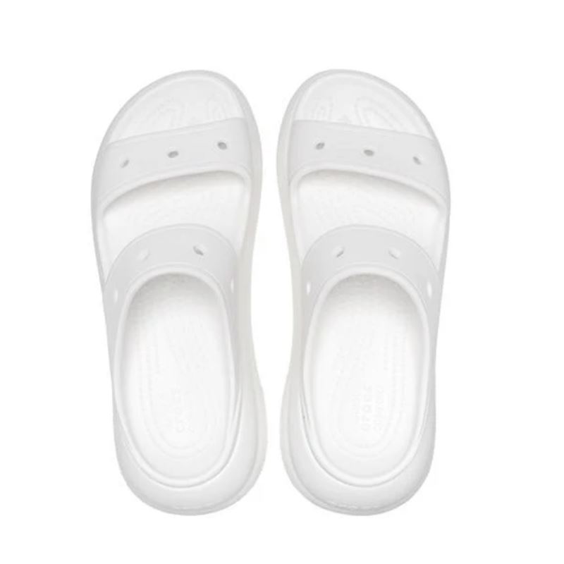 Crocs Classic Crush Sandal 207670 so modni sandali s platform podplatom, ki združujejo drzen dizajn in prepoznavno Crocs udobje. Izdelani iz Croslite™ materiala zagotavljajo lahkotnost, mehko blaženje in vodoodpornost, višji podplat pa poskrbi za trendovski videz in dodatno višino.