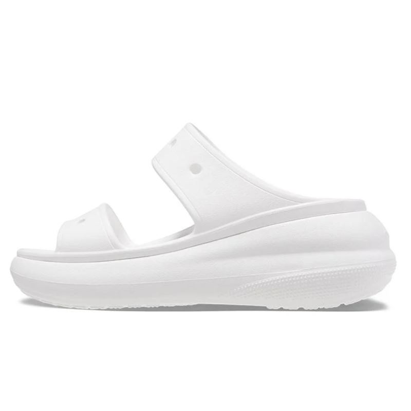Crocs Classic Crush Sandal 207670 so modni sandali s platform podplatom, ki združujejo drzen dizajn in prepoznavno Crocs udobje. Izdelani iz Croslite™ materiala zagotavljajo lahkotnost, mehko blaženje in vodoodpornost, višji podplat pa poskrbi za trendovski videz in dodatno višino.