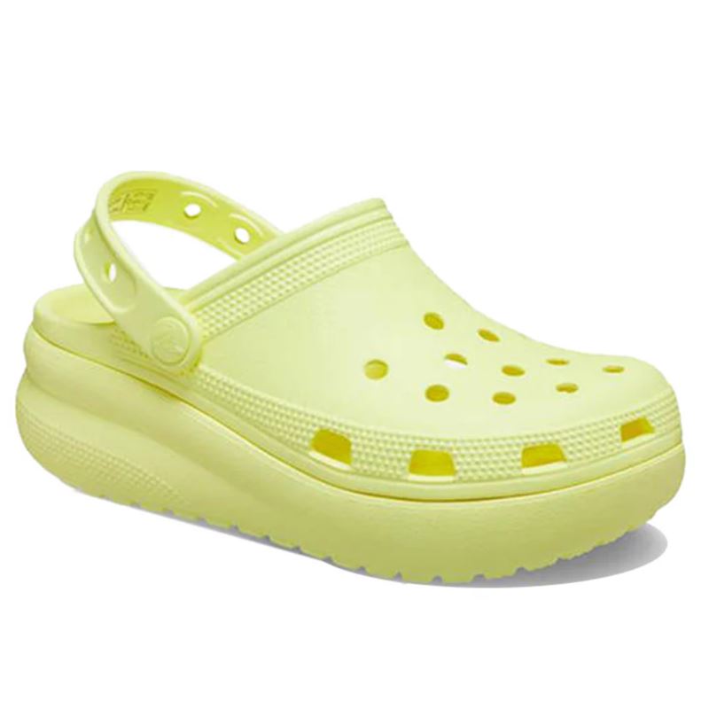 Otroški Crocs Classic Cutie Clog prinašajo zabaven in moderen videz z rahlo dvignjenim podplatom, ki daje trendovski “platform” učinek. Izdelani so iz lahkega Croslite materiala, ki zagotavlja mehko udobje pri vsakem koraku.