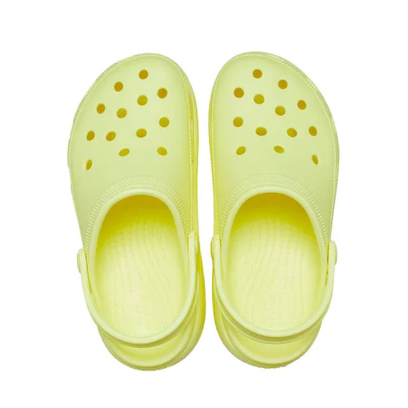 Otroški Crocs Classic Cutie Clog prinašajo zabaven in moderen videz z rahlo dvignjenim podplatom, ki daje trendovski “platform” učinek. Izdelani so iz lahkega Croslite materiala, ki zagotavlja mehko udobje pri vsakem koraku.