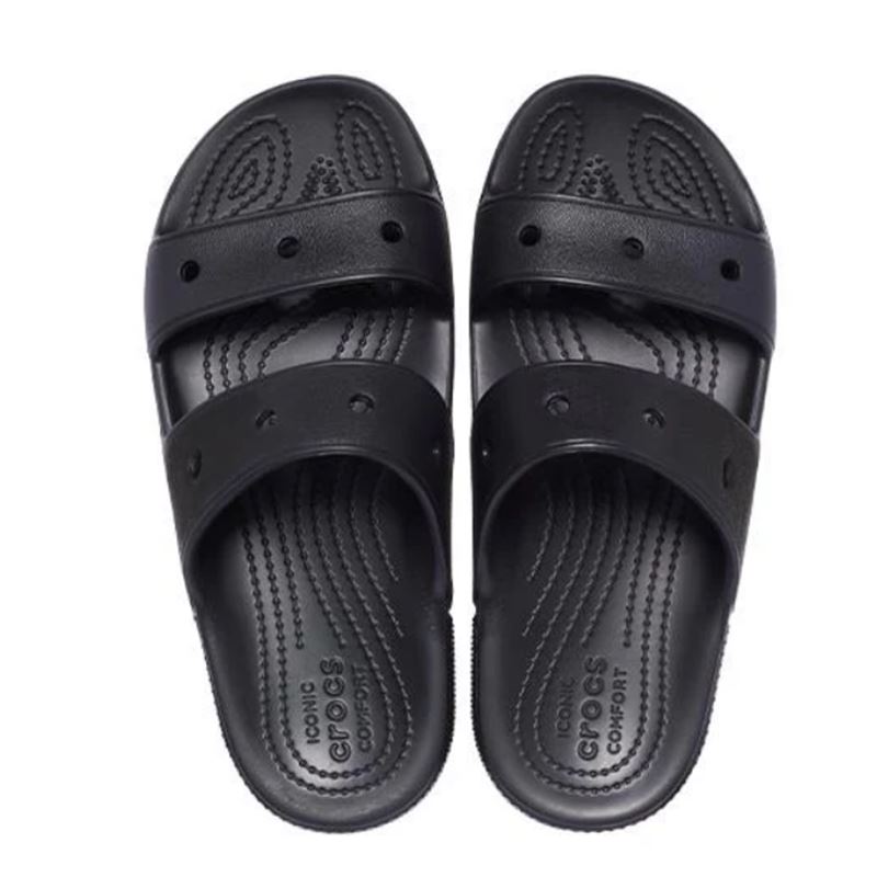 Crocs Classic Sandal 206761 so prikazani kot lahki in praktični poletni sandali z značilnim Crocs dizajnom. Model ima dva nastavljiva paščka, ki omogočata dobro prileganje stopalu, ter mehko Croslite podlago za udobje pri vsakem koraku.