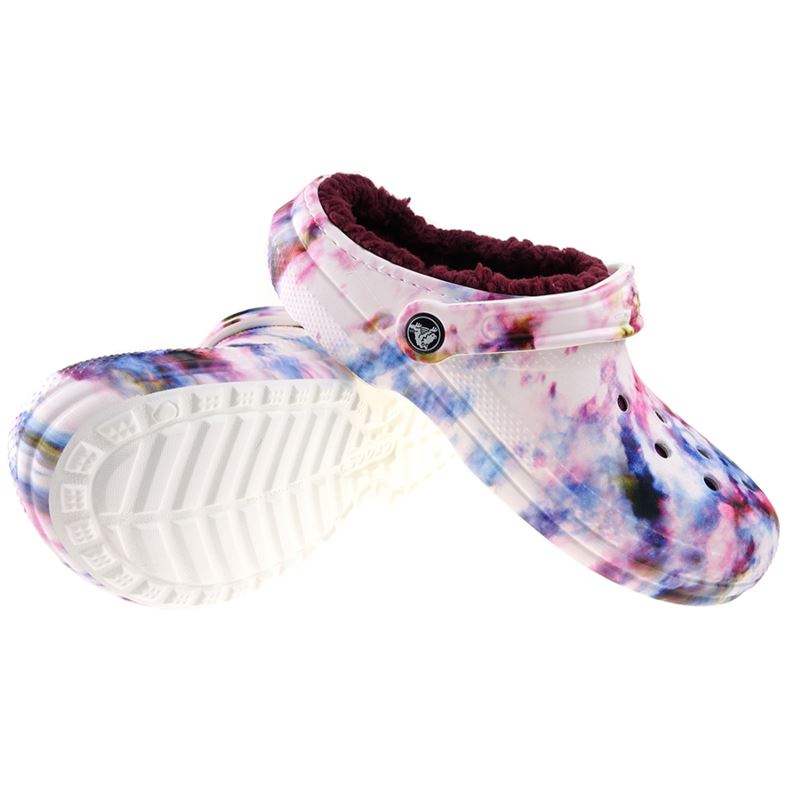 Crocs Classic Lined Tie Dye Clog 206341 so udobni in topli natikači z mehko notranjo podlogo, ki zagotavlja prijeten občutek v hladnejših dneh. Ikoničen tie-dye dizajn poskrbi za igriv in unikaten videz, Croslite™ material pa nudi lahkotnost, mehko blaženje in enostavno vsakodnevno nošenje doma ali na prostem.
