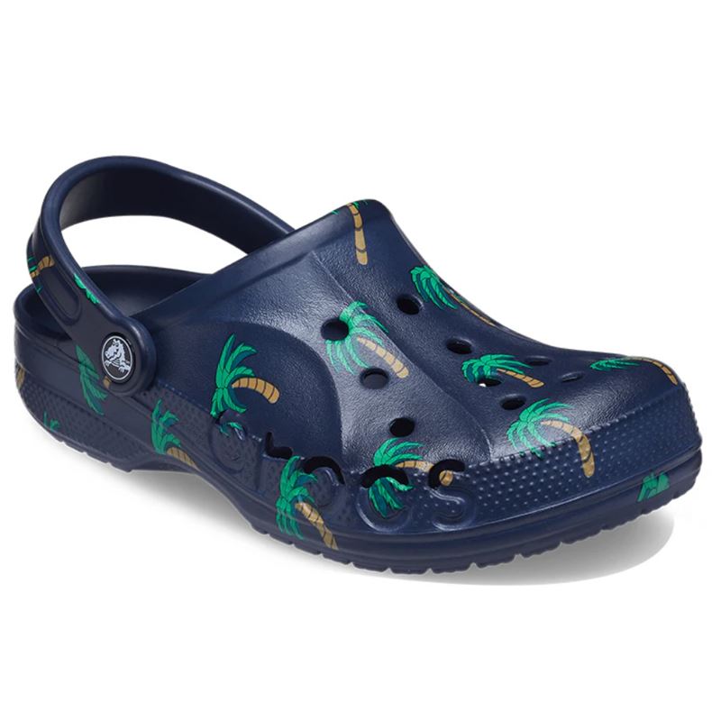 Lahki in udobni Crocs Baya Seasonal Printed Clog – natikači z igrivim sezonskim potiskom, ki dodajo barvit in sproščen poletni videz. Croslite™ material poskrbi za mehko blaženje in celodnevno udobje, odprt dizajn pa za zračnost in hitro sušenje