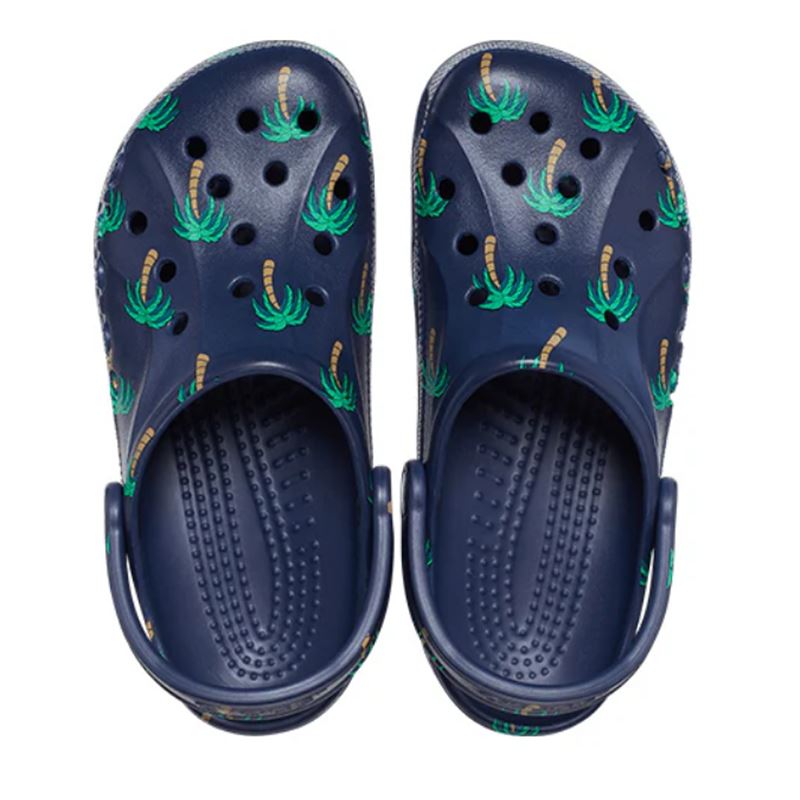 Lahki in udobni Crocs Baya Seasonal Printed Clog – natikači z igrivim sezonskim potiskom, ki dodajo barvit in sproščen poletni videz. Croslite™ material poskrbi za mehko blaženje in celodnevno udobje, odprt dizajn pa za zračnost in hitro sušenje