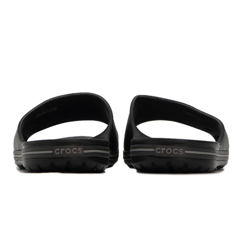 Crocs Crocband II Slide 204108 so športno oblikovani natikači, ki združujejo lahkotnost, udobje in prepoznaven Crocband dizajn. Izdelani iz Croslite™ materiala zagotavljajo mehko blaženje, vodoodpornost in hitro sušenje, zato so idealni za poletne dni, plažo ali sproščeno vsakodnevno uporabo.
