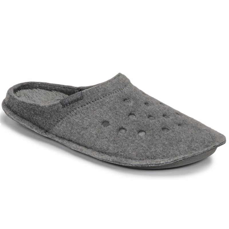 Crocs Classic Slipper 203600 so mehki in udobni hišni copati, zasnovani za sproščeno domačo uporabo in celodnevno udobje. Izdelani so iz lahkih materialov z mehko notranjostjo, ki nudi toplino in prijeten občutek pri nošenju.