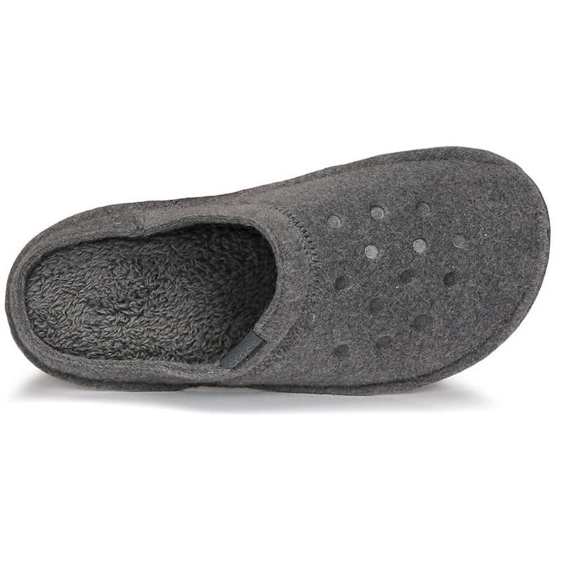 Crocs Classic Slipper 203600 so mehki in udobni hišni copati, zasnovani za sproščeno domačo uporabo in celodnevno udobje. Izdelani so iz lahkih materialov z mehko notranjostjo, ki nudi toplino in prijeten občutek pri nošenju.