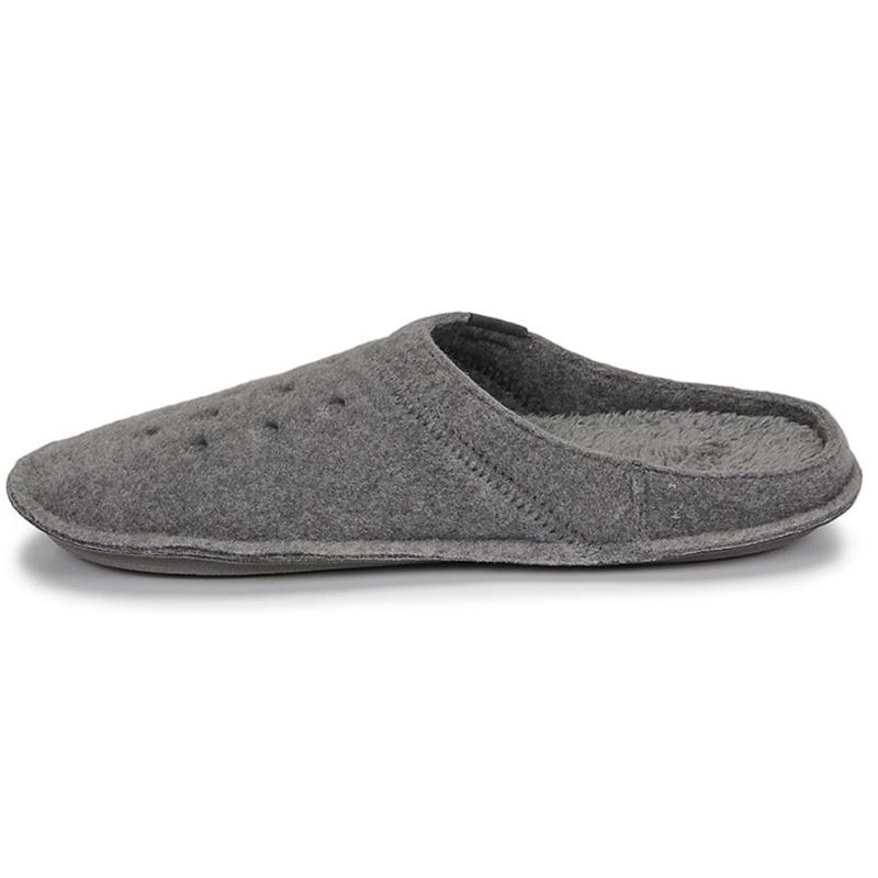 Crocs Classic Slipper 203600 so mehki in udobni hišni copati, zasnovani za sproščeno domačo uporabo in celodnevno udobje. Izdelani so iz lahkih materialov z mehko notranjostjo, ki nudi toplino in prijeten občutek pri nošenju.