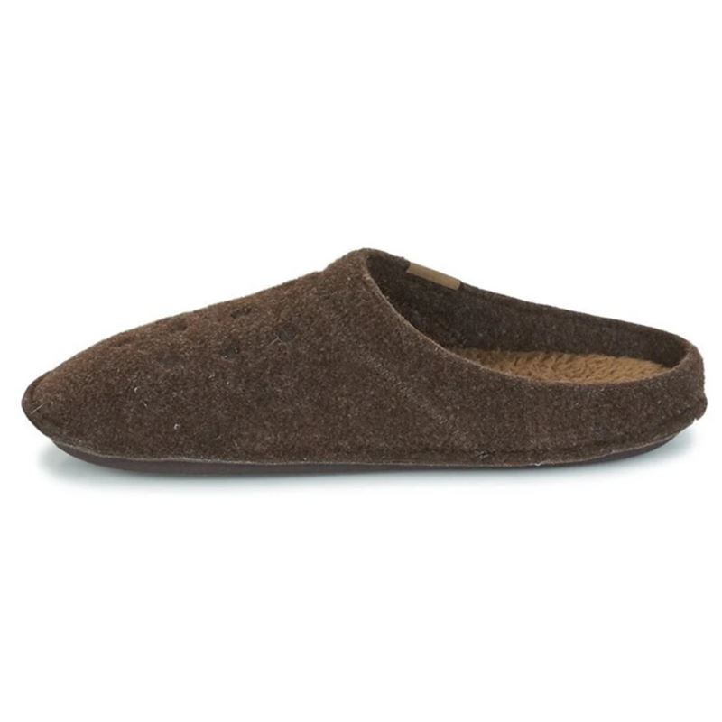 Crocs Classic Slipper 203600 so mehki in udobni hišni copati, ki zagotavljajo toplino in prijetno blaženje skozi ves dan. Izdelani iz Croslite™ materiala so lahki, enostavni za obuvanje in idealni za sproščeno domačo uporabo v vseh letnih časih.