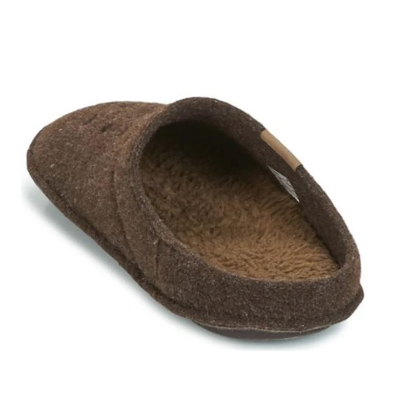 Crocs Classic Slipper 203600 so mehki in udobni hišni copati, ki zagotavljajo toplino in prijetno blaženje skozi ves dan. Izdelani iz Croslite™ materiala so lahki, enostavni za obuvanje in idealni za sproščeno domačo uporabo v vseh letnih časih.