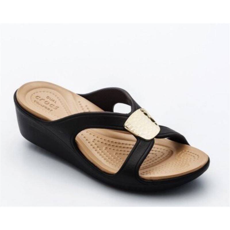 Elegantni Crocs Sanrah Embellished Wedge – lahki in udobni sandali z rahlim klinastim podplatom in dekorativnimi detajli, ki dodajo ženstven, moderen pridih. Idealni za poletne kombinacije, sprehode in vsakodnevno nošenje, kjer želiš združiti stil in udobje.
