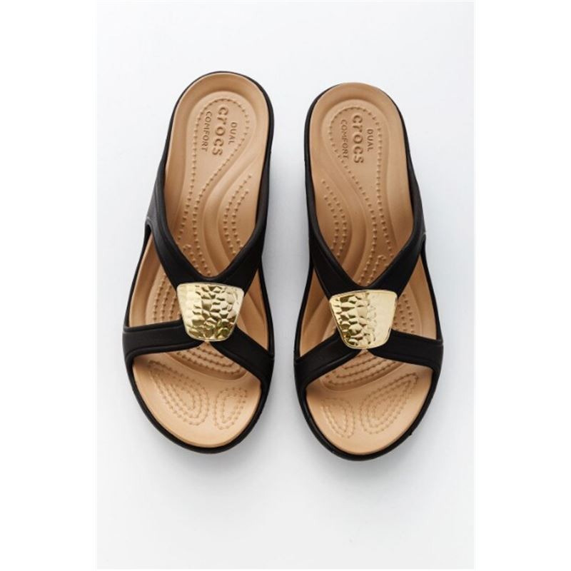 Elegantni Crocs Sanrah Embellished Wedge – lahki in udobni sandali z rahlim klinastim podplatom in dekorativnimi detajli, ki dodajo ženstven, moderen pridih. Idealni za poletne kombinacije, sprehode in vsakodnevno nošenje, kjer želiš združiti stil in udobje.
