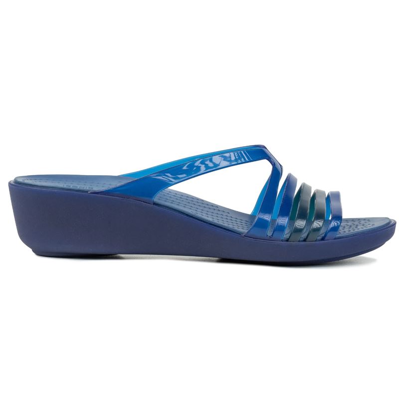 Elegantni natikači Crocs Isabela Mini Wedge 202464 združujejo ženstven dizajn z izjemnim udobjem. Lahka Croslite™ pena in nizka platforma zagotavljata mehkobo, stabilnost in sproščeno hojo skozi ves dan – popolna izbira za poletne dni in vsakodnevni stil.