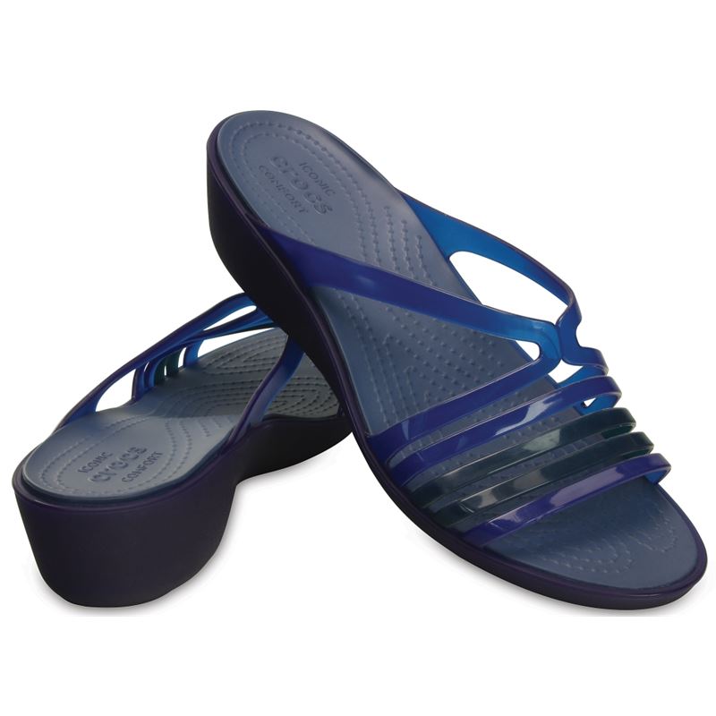 Elegantni natikači Crocs Isabela Mini Wedge 202464 združujejo ženstven dizajn z izjemnim udobjem. Lahka Croslite™ pena in nizka platforma zagotavljata mehkobo, stabilnost in sproščeno hojo skozi ves dan – popolna izbira za poletne dni in vsakodnevni stil.