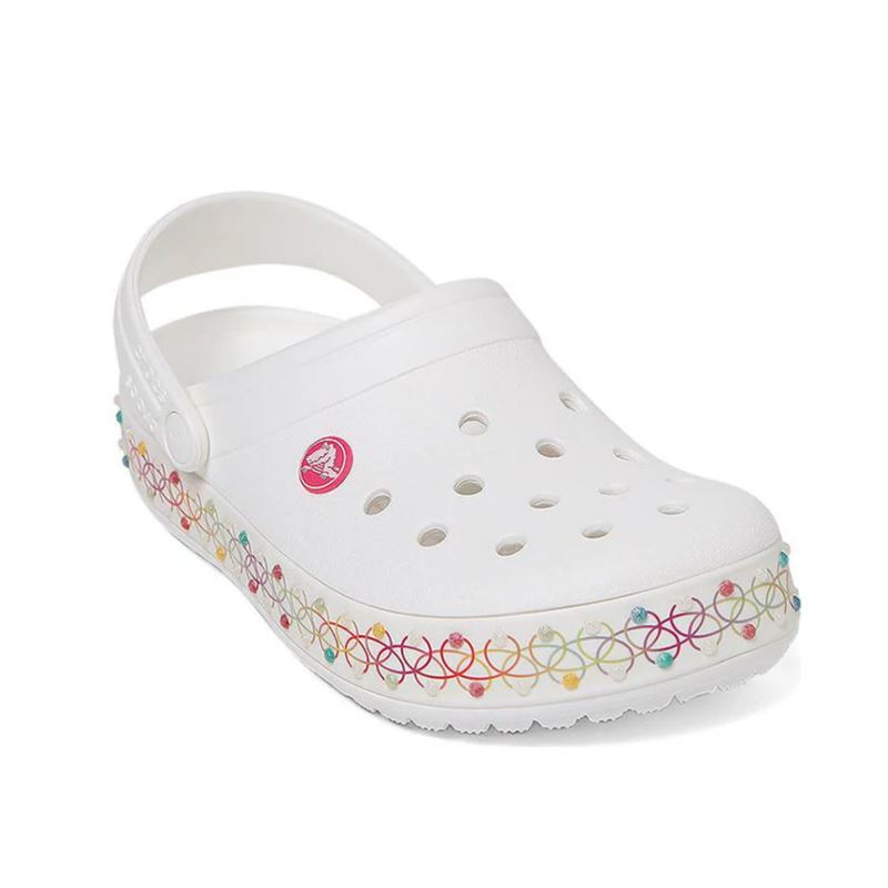 Crocs Crocband Stretch Necklace Kids Clog 208269 so igrivi in udobni otroški natikači, ki združujejo športni Crocband dizajn z zabavnim “necklace” detajlom. Izdelani iz Croslite™ materiala zagotavljajo mehko blaženje, lahkotnost in celodnevno udobje, vrtljiv pašček pa poskrbi za varno prileganje in stabilnost pri igri, šoli ali poletnih aktivnostih.
