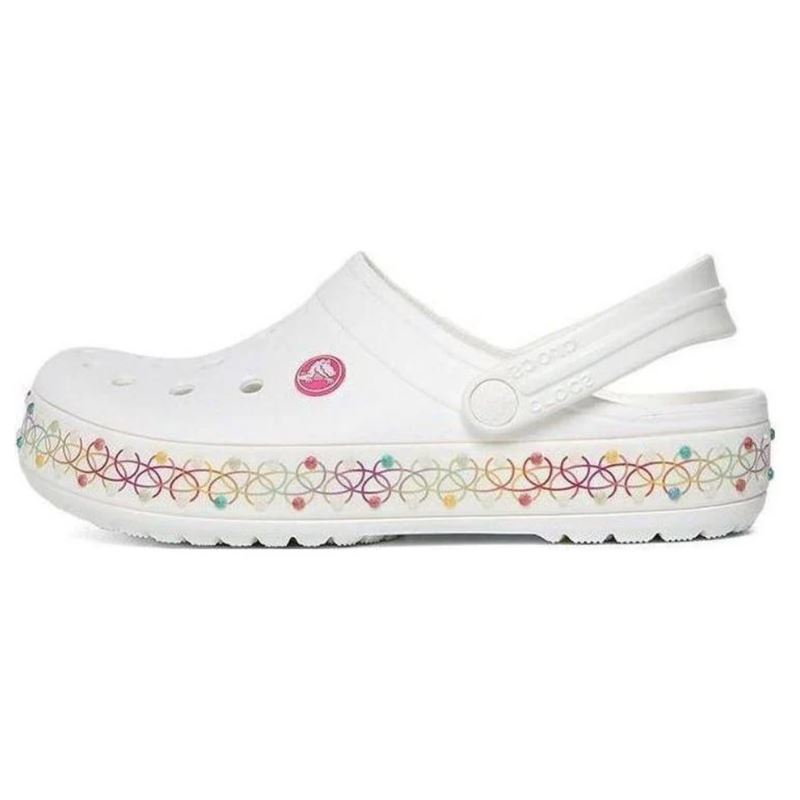 Crocs Crocband Stretch Necklace Kids Clog 208269 so igrivi in udobni otroški natikači, ki združujejo športni Crocband dizajn z zabavnim “necklace” detajlom. Izdelani iz Croslite™ materiala zagotavljajo mehko blaženje, lahkotnost in celodnevno udobje, vrtljiv pašček pa poskrbi za varno prileganje in stabilnost pri igri, šoli ali poletnih aktivnostih.
