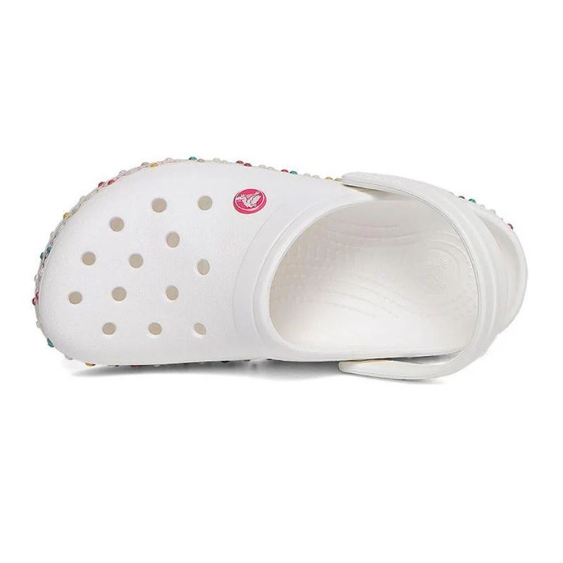 Crocs Crocband Stretch Necklace Kids Clog 208269 so igrivi in udobni otroški natikači, ki združujejo športni Crocband dizajn z zabavnim “necklace” detajlom. Izdelani iz Croslite™ materiala zagotavljajo mehko blaženje, lahkotnost in celodnevno udobje, vrtljiv pašček pa poskrbi za varno prileganje in stabilnost pri igri, šoli ali poletnih aktivnostih.

