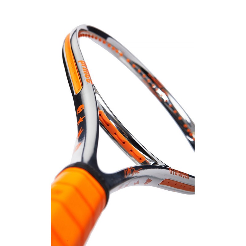 Chrome 100 280g is an excellent choice for intermediate players who want to play aggressive tennis. The racket enhances performance on serves while providing a high dose of control.