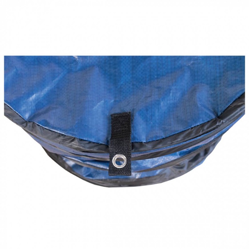 The KUMA recycling bag - blue is a practical and environmentally friendly accessory for your outdoor adventures. Made from durable polyethylene material, it is easy to clean and ideal for carrying items on trips or picnics.