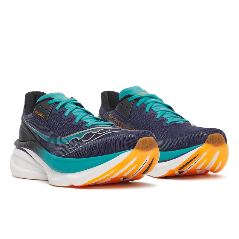 Lahke in odzivne moške tekaške superge Saucony Endorphin Azura s superpeno PWRRUN PB in tehnologijo SPEEDROLL za vsakodnevne in hitrejše cestne teke.