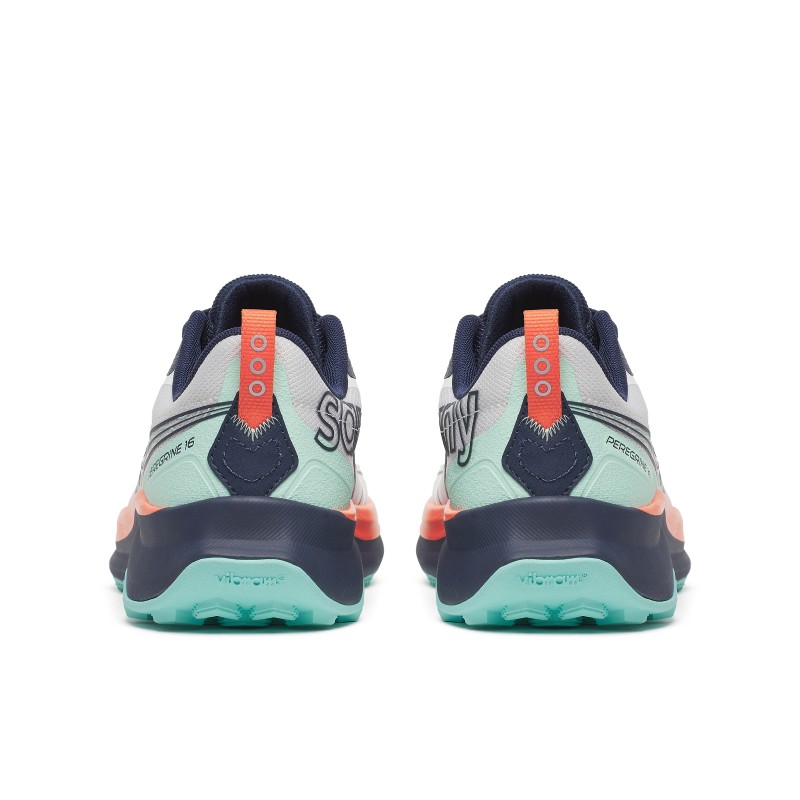 Osvoji vsak teren z ženskimi trail supergami Saucony Peregrine 16. VIBRAM oprijem, PWRRUN blaženje in lahka konstrukcija za stabilen, udoben in hiter tek po brezpotjih.