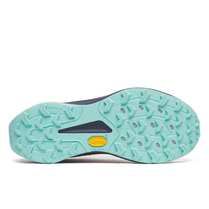 Osvoji vsak teren z ženskimi trail supergami Saucony Peregrine 16. VIBRAM oprijem, PWRRUN blaženje in lahka konstrukcija za stabilen, udoben in hiter tek po brezpotjih.