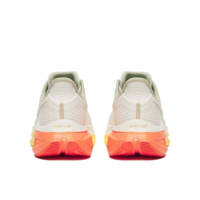 Premagaj tempo z moškimi tekaškimi copati Saucony Endorphin Speed 5. SPEEDROLL tehnologija, PWRRUN PB blaženje in najlonska plošča za maksimalno hitrost, odzivnost in udobje pri vsakem teku.