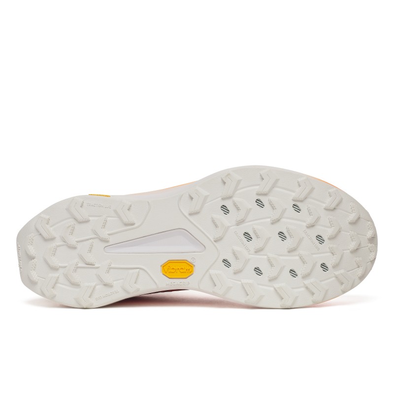 Osvoji vsak teren s trail supergami Saucony Peregrine 16. Vibram podplat, vrhunsko blaženje PWRRUN in maksimalen oprijem za varno, hitro in udobno trail tekaško izkušnjo.