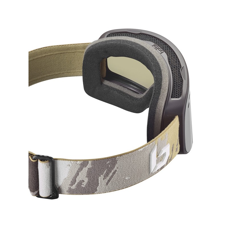 Smučarska očala BOLLE NEVADA Rock Camo Matte - Gold združujejo sodoben kamuflažni dizajn z zanesljivimi lastnostmi, da ti nudijo udobje, jasen vid in zaščito na smučišču.