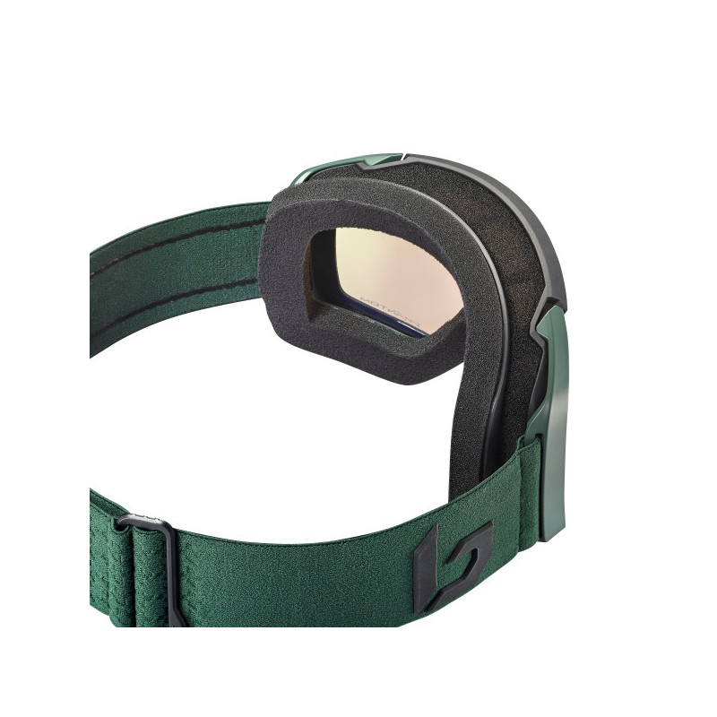 BOLLE MAMMOTH ski goggles with a wide field of vision, adjustable straps for a perfect fit with a helmet, and effective ventilation to prevent fogging. Equipped with advanced Phantom and VOLT High Contrast Enhanced Colour technologies.