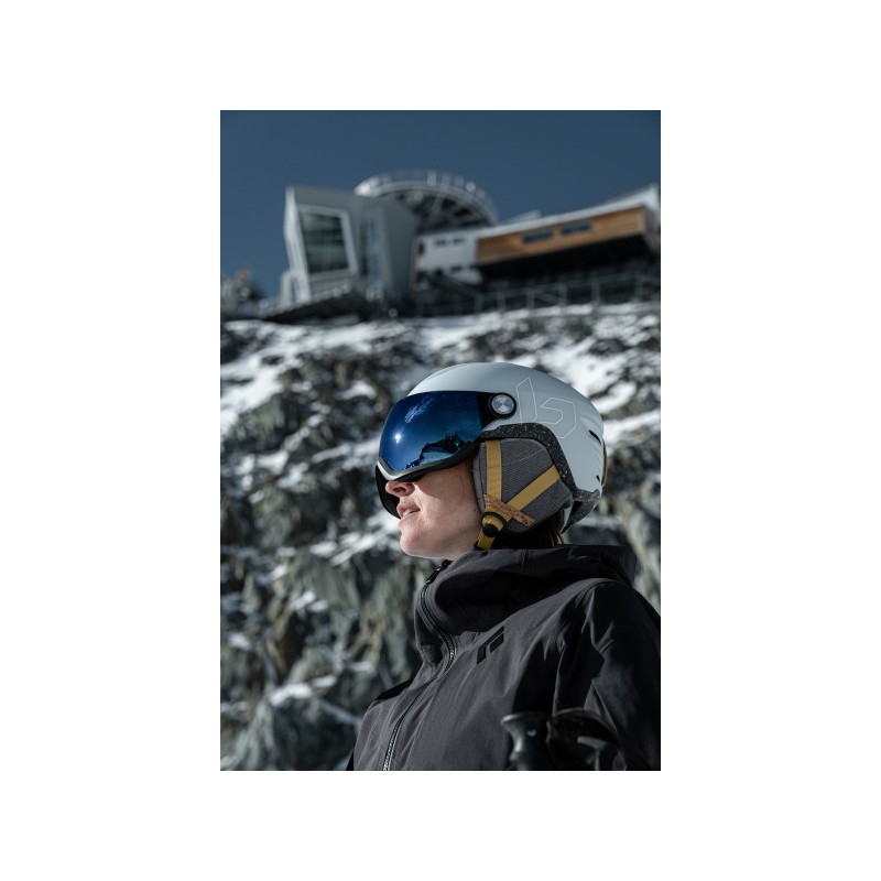 Smučarska čelada ATMOS zdaj vključuje fotokromatski vizir iz 100 % recikliranega materiala in je prva Bolléjeva vizirna čelada z ekološko zasnovo. Namenjena je strastnim smučarjem, ki želijo prispevati k varovanju okolja