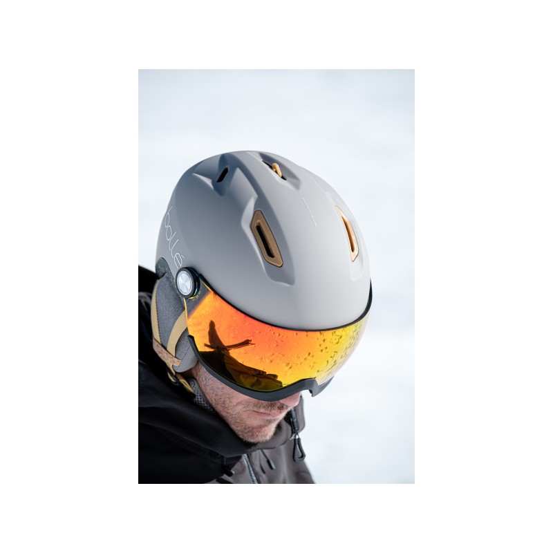 Smučarska čelada ATMOS zdaj vključuje fotokromatski vizir iz 100 % recikliranega materiala in je prva Bolléjeva vizirna čelada z ekološko zasnovo. Namenjena je strastnim smučarjem, ki želijo prispevati k varovanju okolja