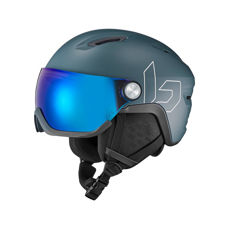 Smučarska čelada ATMOS zdaj vključuje fotokromatski vizir iz 100 % recikliranega materiala in je prva Bolléjeva vizirna čelada z ekološko zasnovo. Namenjena je strastnim smučarjem, ki želijo prispevati k varovanju okolja