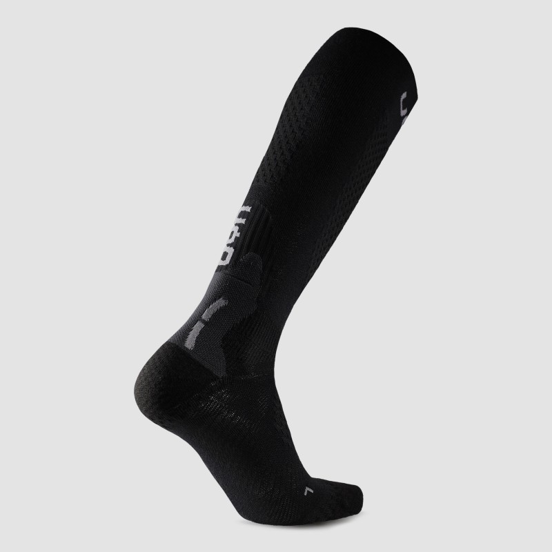 Odkrij nogavice UYN ONE ALPINE MERINO – vrhunske smučarske nogavice iz merino volne z napredno Tridimensional Hybrid tehnologijo. Toplina, zračnost in popolno prileganje za brezkompromisno udobje na snegu. Naroči zdaj pri AS Sport Outlet!