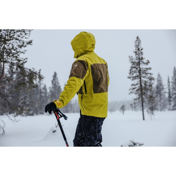 Halti Rizle 3L unisex smučarska jakna – 3-slojni DrymaxX® Nano material, vodoodpornost 25.000 mm, Primaloft® Thermo Fleece paneli in PFC-free obdelava. Tehnično vrhunska jakna za zahtevne smučarje.