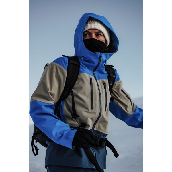 Halti Rizle 3L unisex smučarska jakna – 3-slojni DrymaxX® Nano material, vodoodpornost 25.000 mm, Primaloft® Thermo Fleece paneli in PFC-free obdelava. Tehnično vrhunska jakna za zahtevne smučarje.