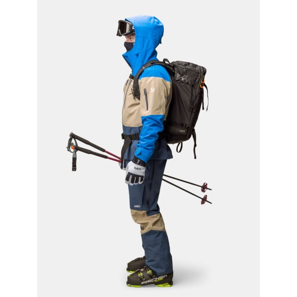 Halti Rizle 3L unisex smučarska jakna – 3-slojni DrymaxX® Nano material, vodoodpornost 25.000 mm, Primaloft® Thermo Fleece paneli in PFC-free obdelava. Tehnično vrhunska jakna za zahtevne smučarje.