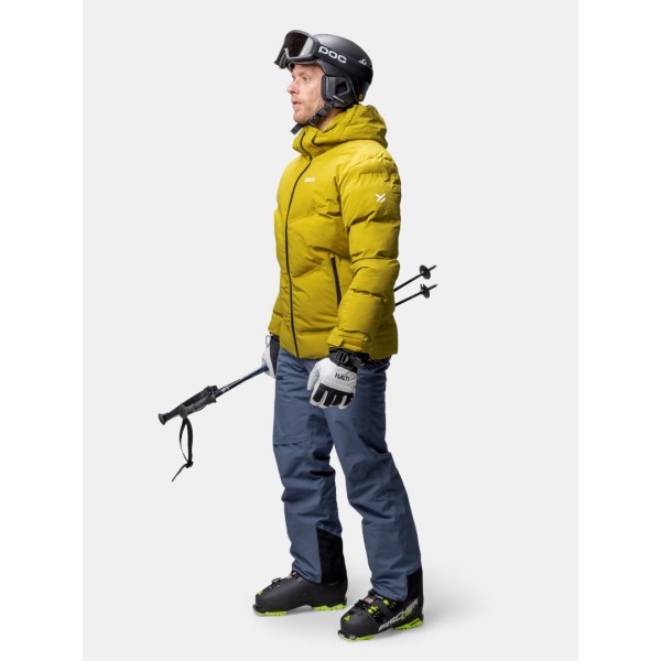 Topla in vodoodporna moška smučarska puhovka Halti Nordic – brezšivna Microtherm® Arcty izolacija, reciklirani materiali in elegantna zasnova. Idealna za mrzle zimske razmere in smučanje v vseh pogojih.