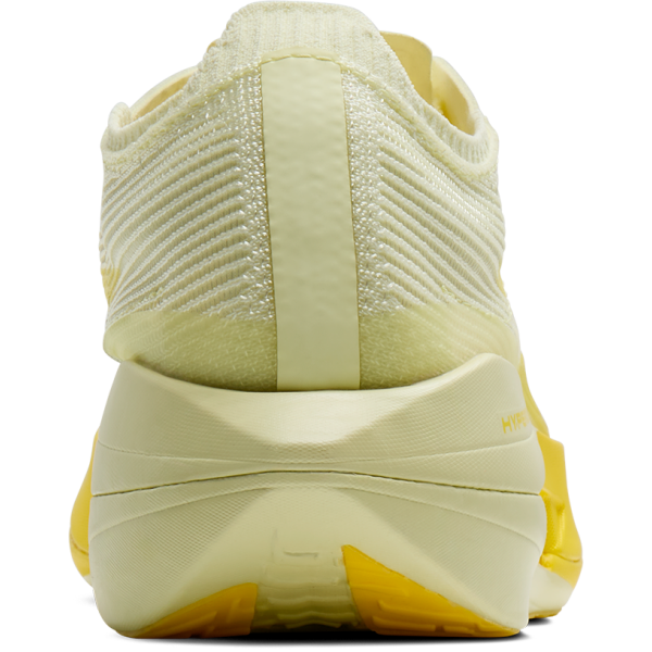 Brooks Hyperion Elite 5 z novo DNA GOLD peno in SpeedVault  karbonsko ploščo prinaša maksimalen povratek energije, eksploziven odriv in izjemno nizko težo (196 g). Idealni za maraton in osebne rekorde.