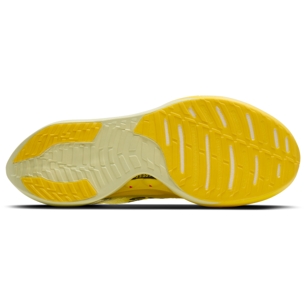 Brooks Hyperion Elite 5 z novo DNA GOLD peno in SpeedVault  karbonsko ploščo prinaša maksimalen povratek energije, eksploziven odriv in izjemno nizko težo (196 g). Idealni za maraton in osebne rekorde.