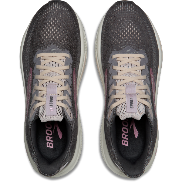 BROOKS Ghost 17 za ženske prinaša izjemno mehko DNA LOFT v3 blaženje, gladke prehode in popolno udobje pri vsakem teku. Idealne za vsakodnevne treninge in dolge razdalje.