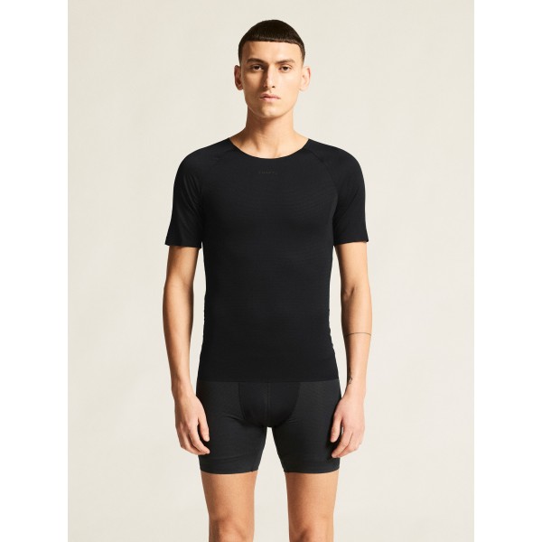 Ultra lahka moška športna majica CRAFT za tek in trening. Mrežast material, hitro sušenje in maksimalna zračnost. Na voljo v AS Sport Outlet.