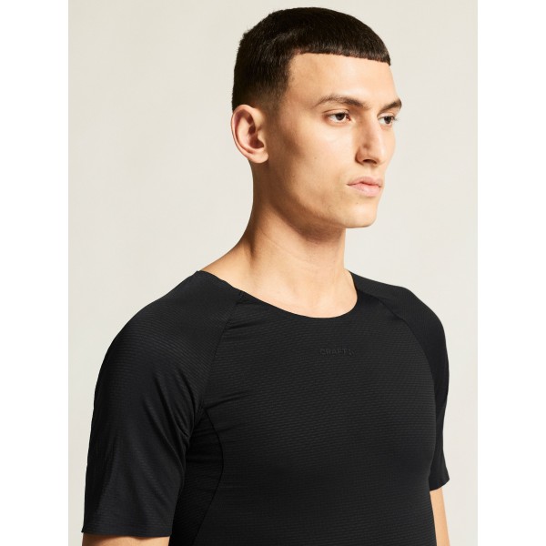 Ultra lahka moška športna majica CRAFT za tek in trening. Mrežast material, hitro sušenje in maksimalna zračnost. Na voljo v AS Sport Outlet.