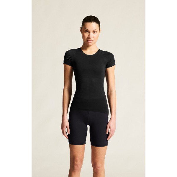 Ultra lahka ženska športna majica CRAFT za tek in trening. Mrežast material, hitro sušenje in maksimalna zračnost. Na voljo v AS Sport Outlet.