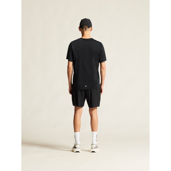 Profesionalne moške trail kratke hlače CRAFT 2v1 za tek na dolge razdalje. Lahke, zračne in z žepi za gele. Na voljo v AS Sport Outlet.