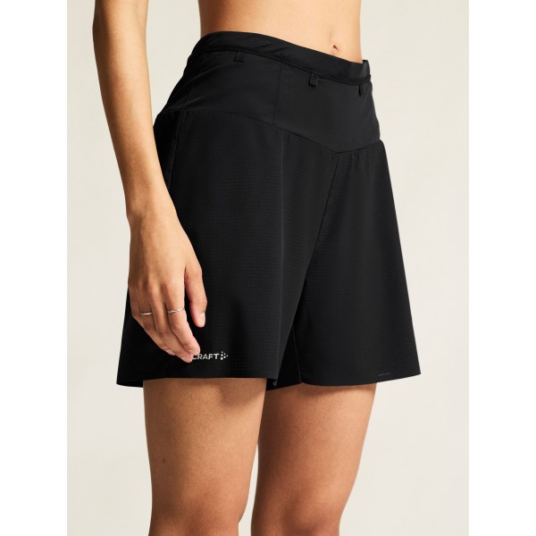 Profesionalne ženske trail kratke hlače CRAFT 2v1 za tek na dolge razdalje. Lahke, zračne in z žepi za gele. Na voljo v AS Sport Outlet.