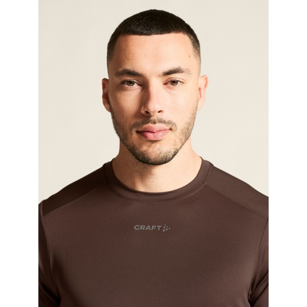 Kakovostna moška športna majica CRAFT za tek, fitness in trening. Zračna, hitro sušeča in udobna za aktivne. Na voljo v AS Sport Outlet.