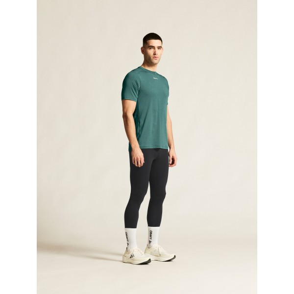 Kakovostna moška športna majica CRAFT za tek, fitness in trening. Zračna, hitro sušeča in udobna za aktivne. Na voljo v AS Sport Outlet.