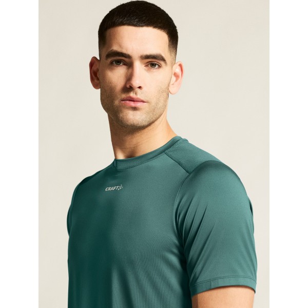 Kakovostna moška športna majica CRAFT za tek, fitness in trening. Zračna, hitro sušeča in udobna za aktivne. Na voljo v AS Sport Outlet.