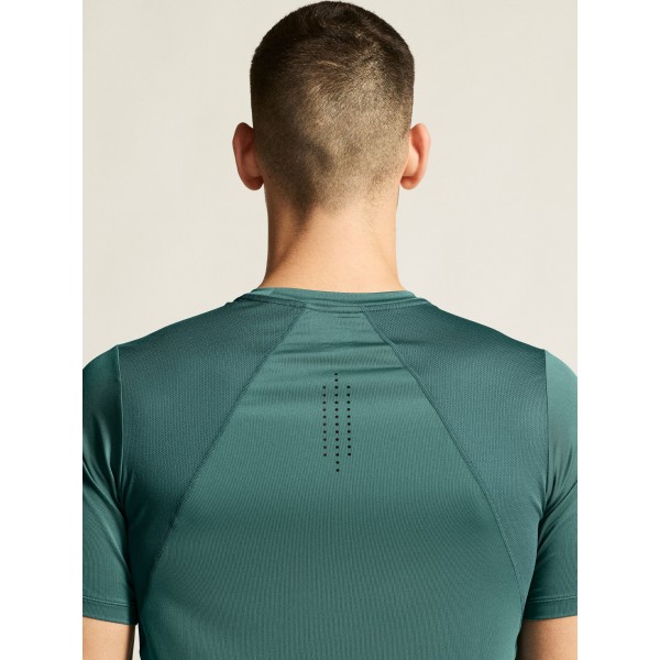 Kakovostna moška športna majica CRAFT za tek, fitness in trening. Zračna, hitro sušeča in udobna za aktivne. Na voljo v AS Sport Outlet.